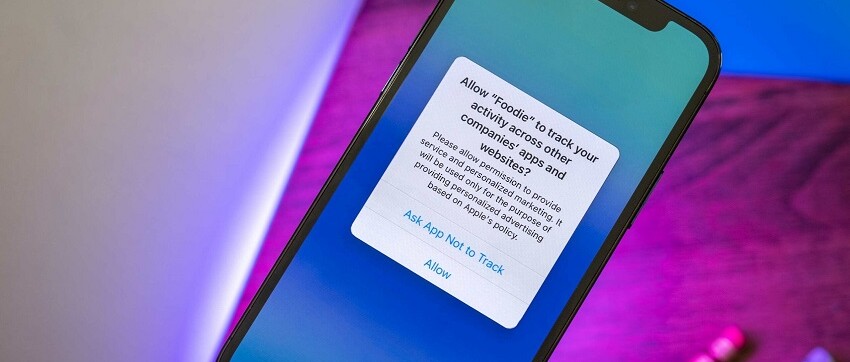 Điện thoại hiển thị pop-up App Tracking Transparency xin phép theo dõi hoạt động trên iOS 14